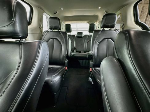 Used 2023 Chrysler Pacifica Touring-L FWD image 16
