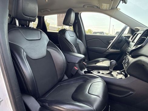 Used 2019 Jeep Cherokee Latitude Plus w/ Cold Weather Group AWD/4WD image 25