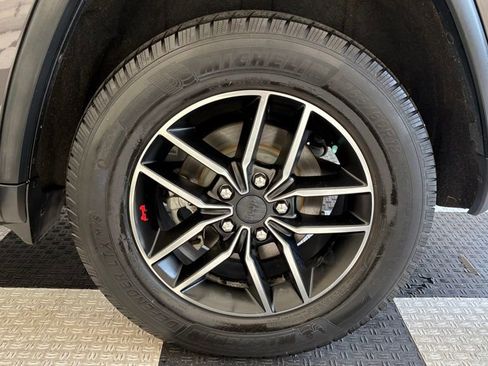 Used 2019 Jeep Grand Cherokee Trailhawk w/ Trailhawk Luxury Group AWD/4WD image 12