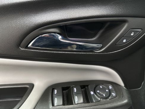 Used 2022 Chevrolet Equinox LS image 18