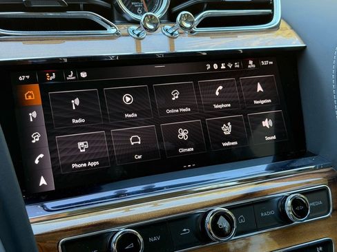 Certified 2025 Bentley Bentayga AWD/4WD image 25