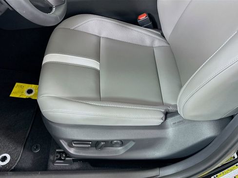 Used 2025 Toyota Camry SE image 19