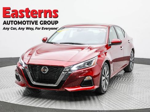 Used 2021 Nissan Altima 2.5 SV w/ SV Premium Package image 1