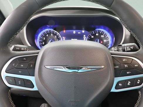 Used 2025 Chrysler Pacifica Select image 11