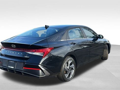 Used 2025 Hyundai Elantra Limited FWD image 7