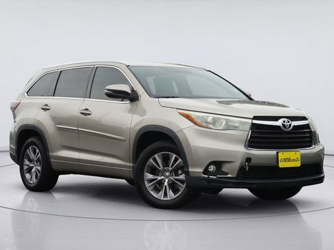 Used 2015 Toyota Highlander XLE FWD image 2