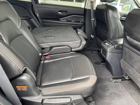 Used 2025 Nissan Pathfinder SL AWD/4WD image 29