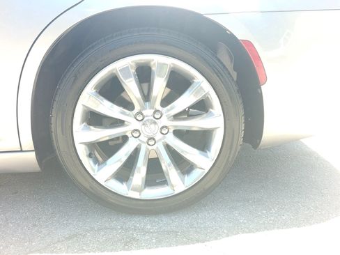 Used 2018 Chrysler 300 Limited RWD image 28