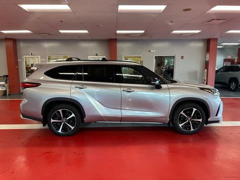 Used 2022 Toyota Highlander XSE AWD/4WD image 3