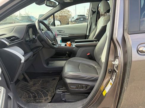 Used 2022 Toyota Sienna XSE image 5