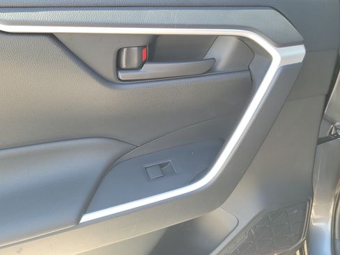 Used 2019 Toyota RAV4 LE FWD image 27
