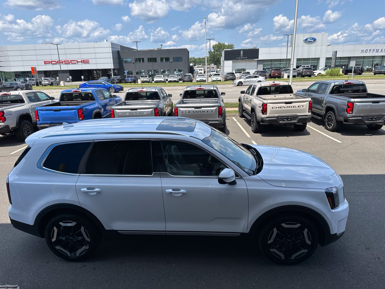 Used 2024 Kia Telluride EX w/ EX Captain's Chair Package AWD/4WD image 4