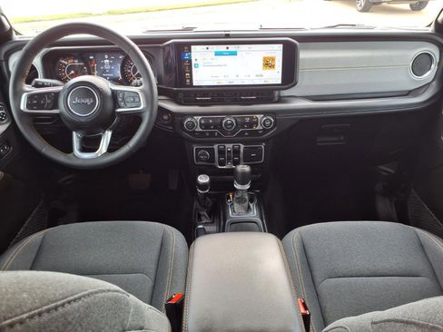 Used 2025 Jeep Wrangler Sahara image 9