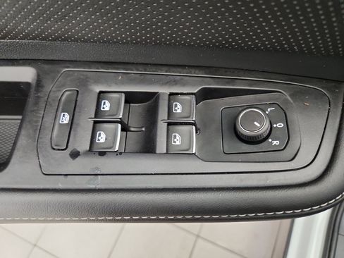 Certified 2025 Volkswagen Atlas Cross Sport SE image 9