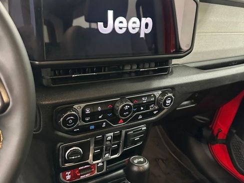 Used 2024 Jeep Wrangler Unlimited AWD/4WD image 19