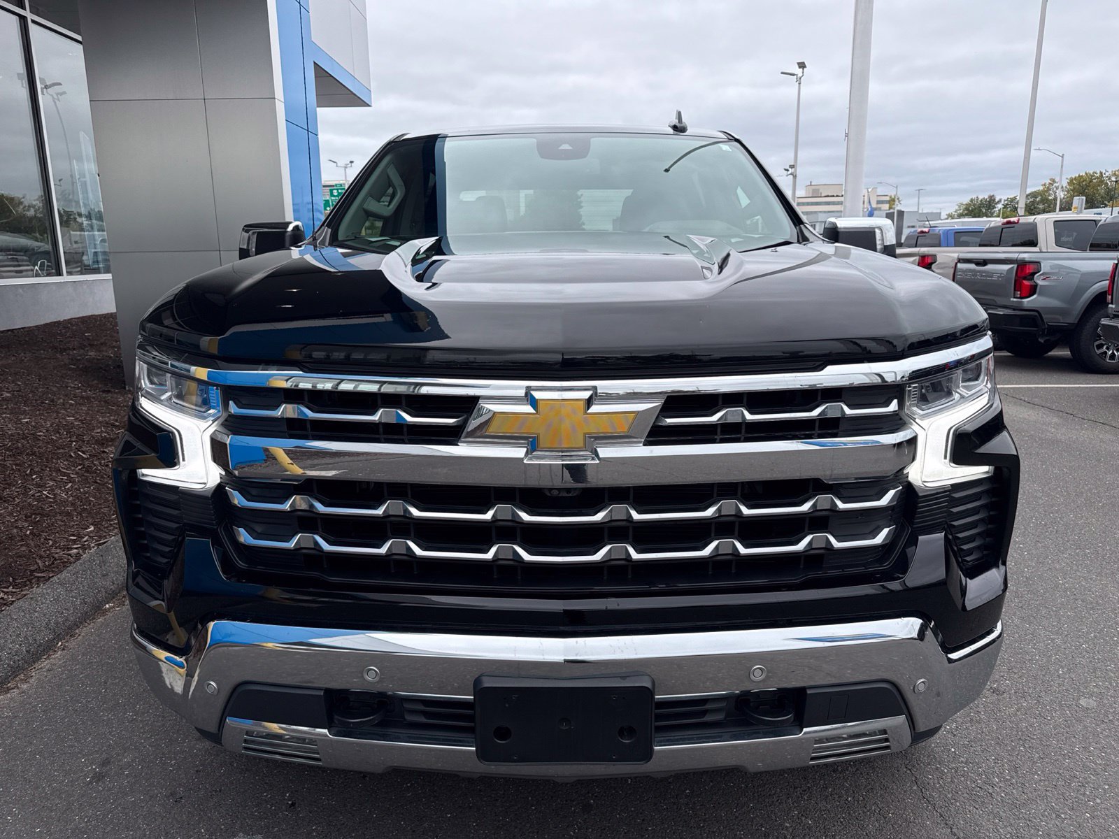 Used 2022 Chevrolet Silverado 1500 LTZ AWD/4WD image 3