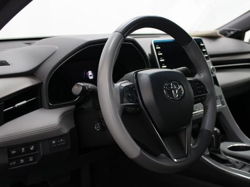 Used 2020 Toyota Avalon Limited image 12