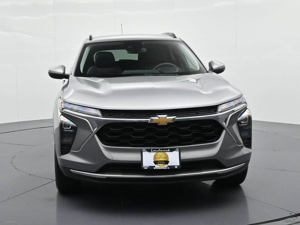 Used 2025 Chevrolet Trax LT FWD image 3