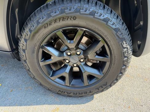 Used 2017 Jeep Cherokee Trailhawk w/ Cold Weather Group AWD/4WD image 12