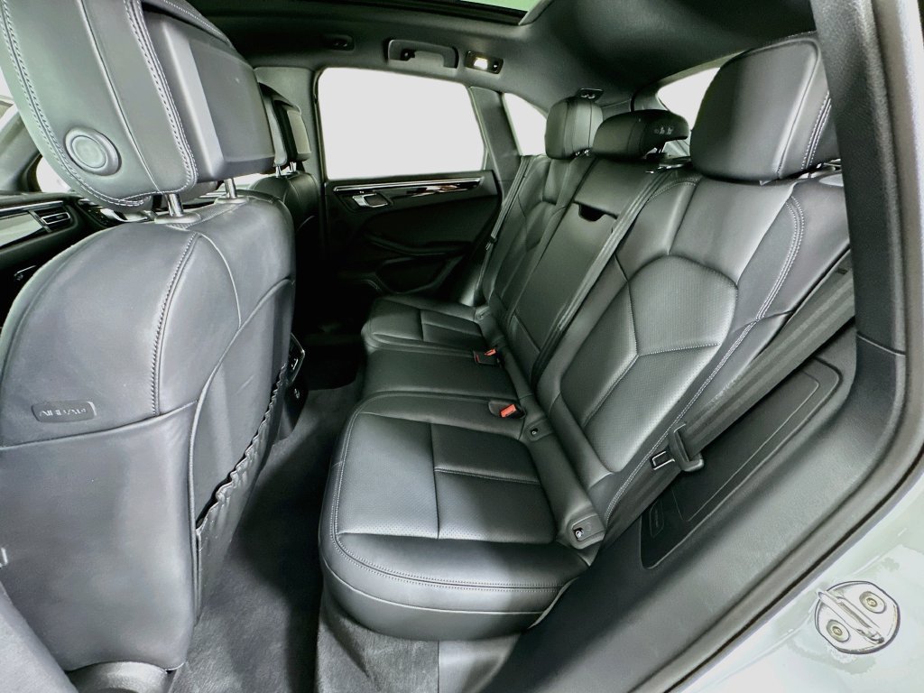 Certified 2025 Porsche Macan AWD/4WD image 24