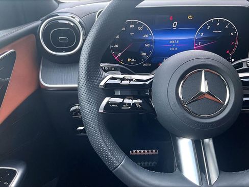 Used 2025 Mercedes-Benz GLC 300 image 21