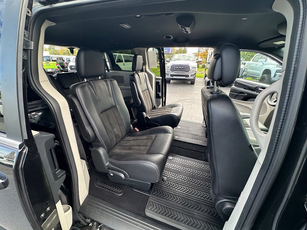 Used 2019 Dodge Grand Caravan SXT w/ Mopar Premium Addition Group FWD image 12