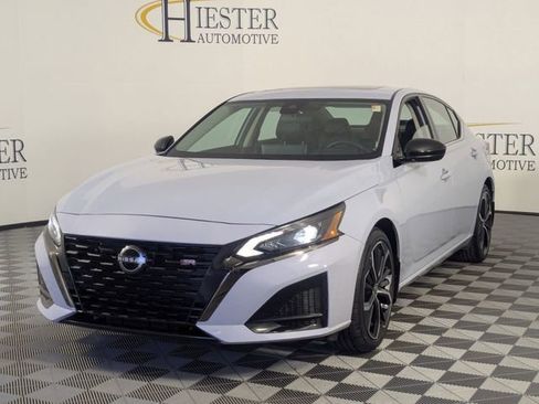 Used 2023 Nissan Altima 2.5 SR w/ SR Premium Package image 4