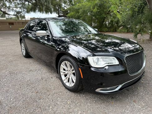 Used 2015 Chrysler 300 C RWD image 3