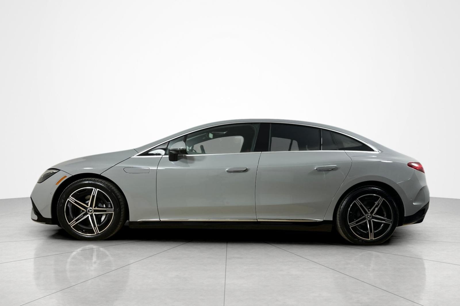 Used 2023 Mercedes-Benz EQE 500 4MATIC Sedan image 2
