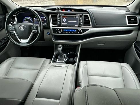Used 2019 Toyota Highlander XLE image 18