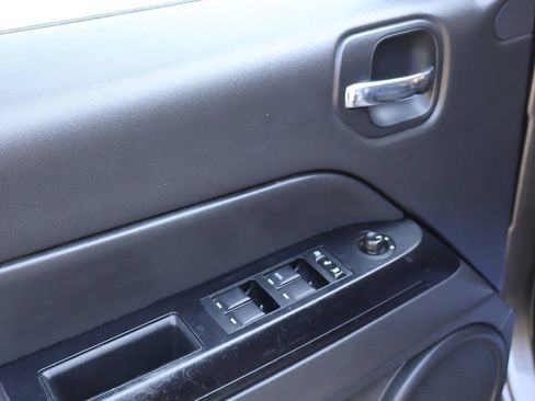 Used 2014 Jeep Patriot Latitude AWD/4WD image 14