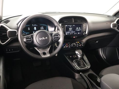Used 2025 Kia Soul LX w/ LX Technology Package FWD image 2