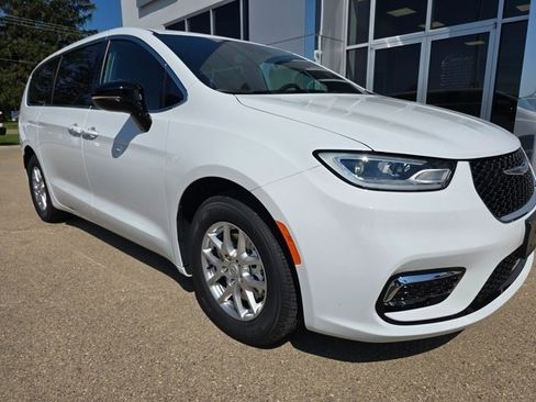 New 2026 Chrysler Pacifica Select image 1