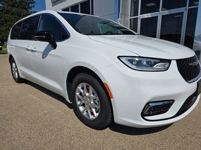 New 2026 Chrysler Pacifica Select
