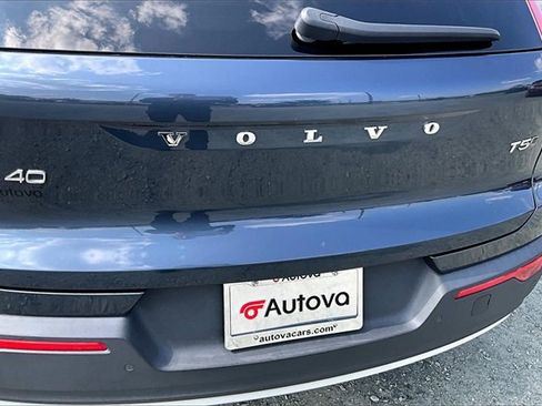 Used 2022 Volvo XC40 T5 Momentum image 31