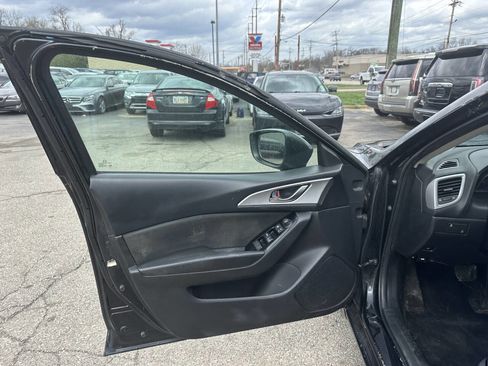 Used 2018 MAZDA MAZDA3 Sport w/ Preferred Equipment Package image 12