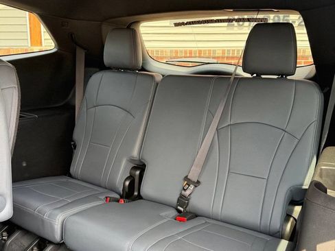 Used 2023 Buick Enclave Essence AWD/4WD image 13