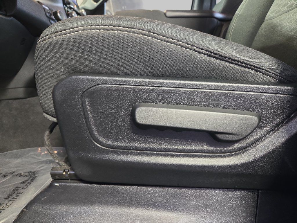 Used 2025 RAM 1500 Warlock AWD/4WD image 29