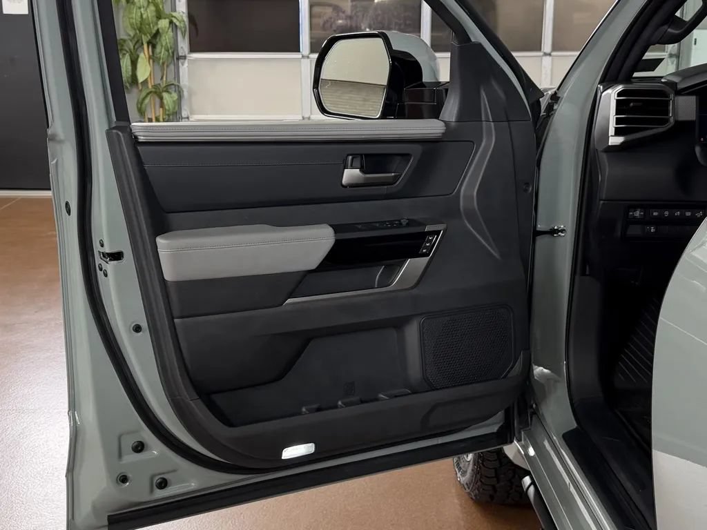 Used 2025 Toyota Tundra Limited AWD/4WD image 15