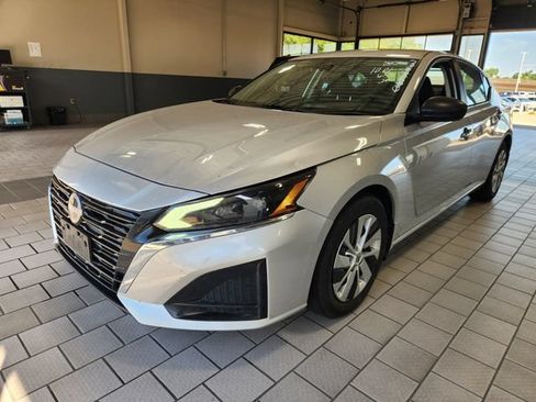 Used 2024 Nissan Altima 2.5 S FWD image 3