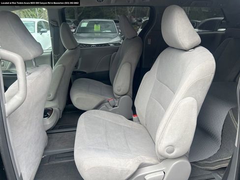 Used 2019 Toyota Sienna L w/ Carpet Mat Package image 12