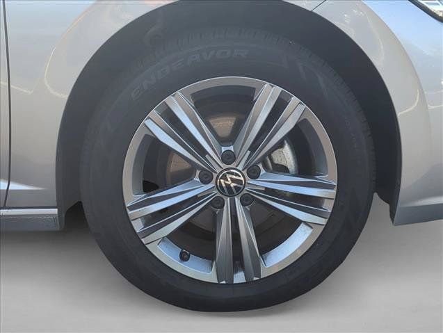 Used 2024 Volkswagen Jetta SE FWD image 3