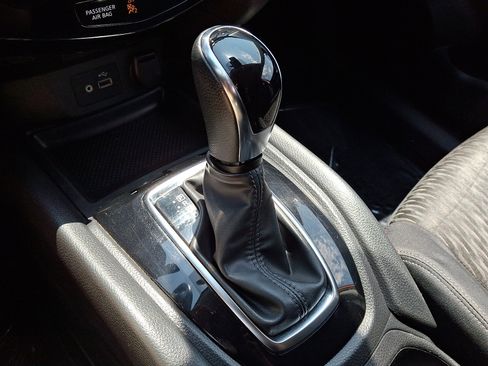 Used 2019 Nissan Rogue SV AWD/4WD image 14