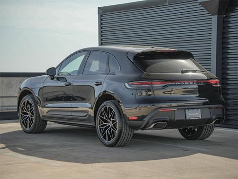Certified 2025 Porsche Macan image 3