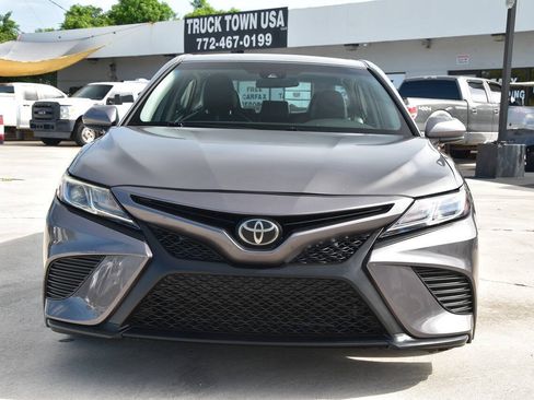 Used 2018 Toyota Camry SE FWD image 2