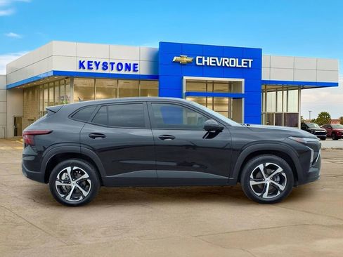 Used 2025 Chevrolet Trax RS w/ Sunroof Package FWD image 8