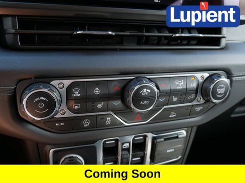 Used 2025 Jeep Wrangler Unlimited Sahara AWD/4WD image 21