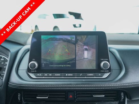 Used 2021 Nissan Rogue SV image 9