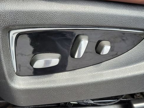Used 2016 Cadillac Escalade Luxury AWD/4WD image 18