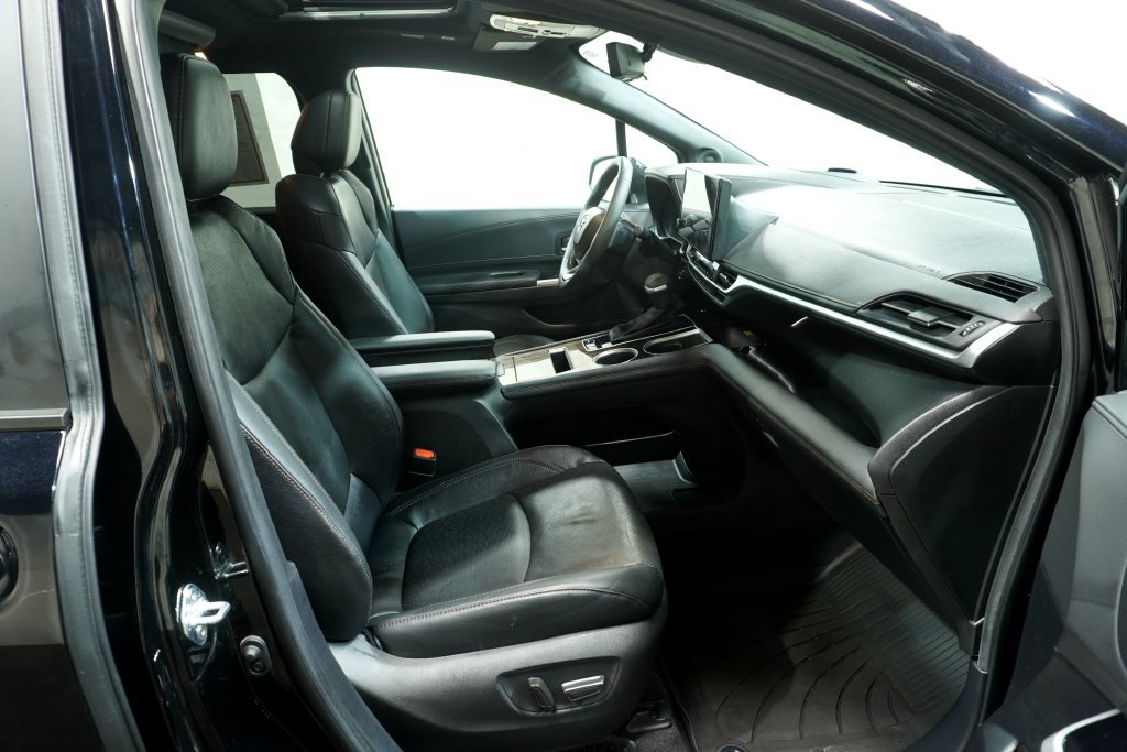 Used 2025 Toyota Sienna Platinum AWD/4WD image 14